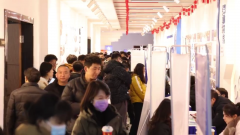 进出坐的不少搭客被面前这条聘请长廊
